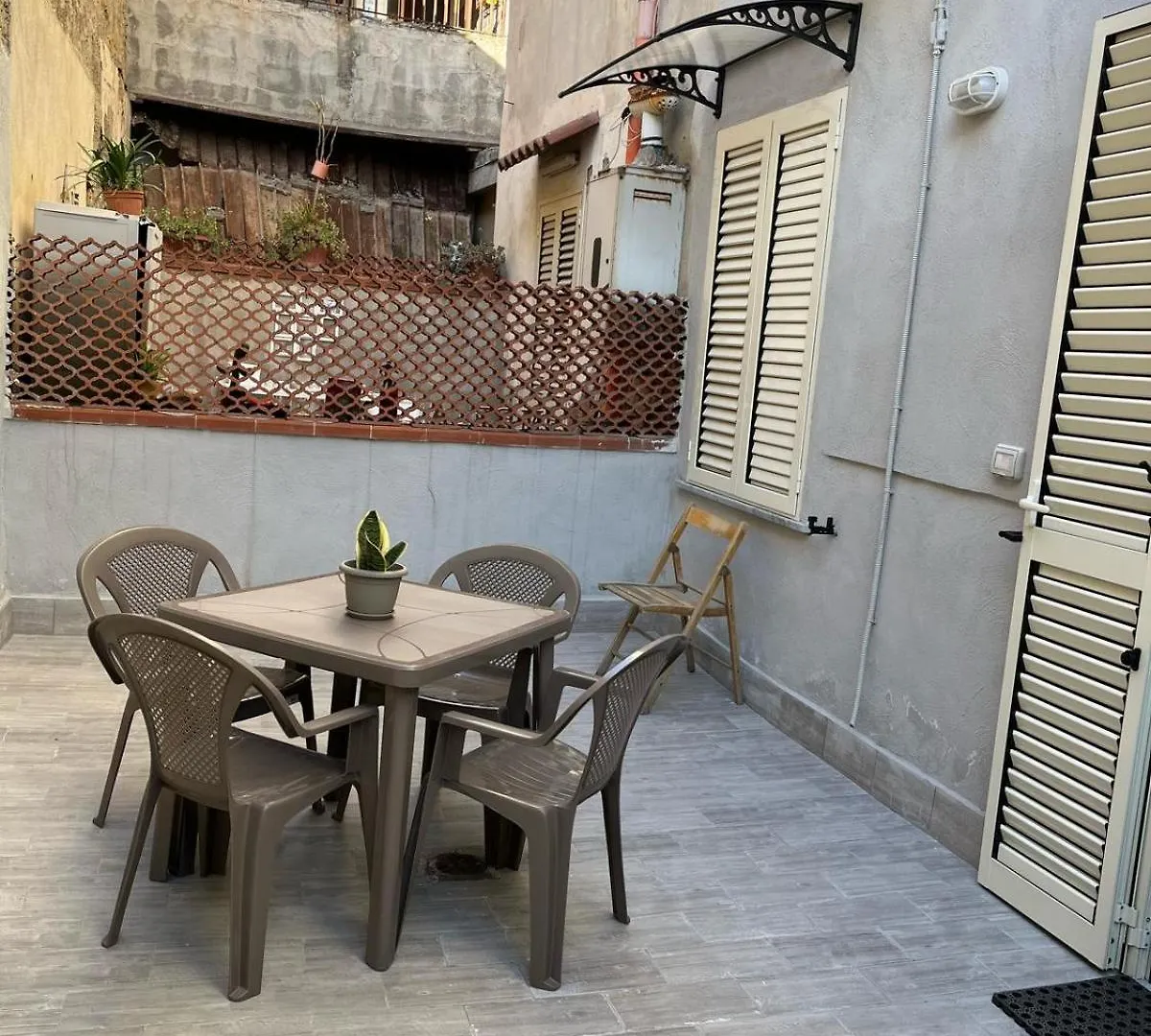 Gold House Aparthotel Naples